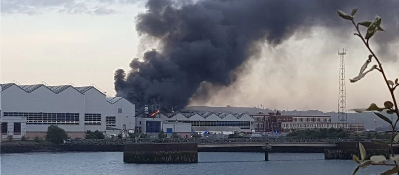 Μπέλφαστ: Πυρκαγιά σε βάση εταιρείας αεροναυπηγικής (βίντεο-φωτο)